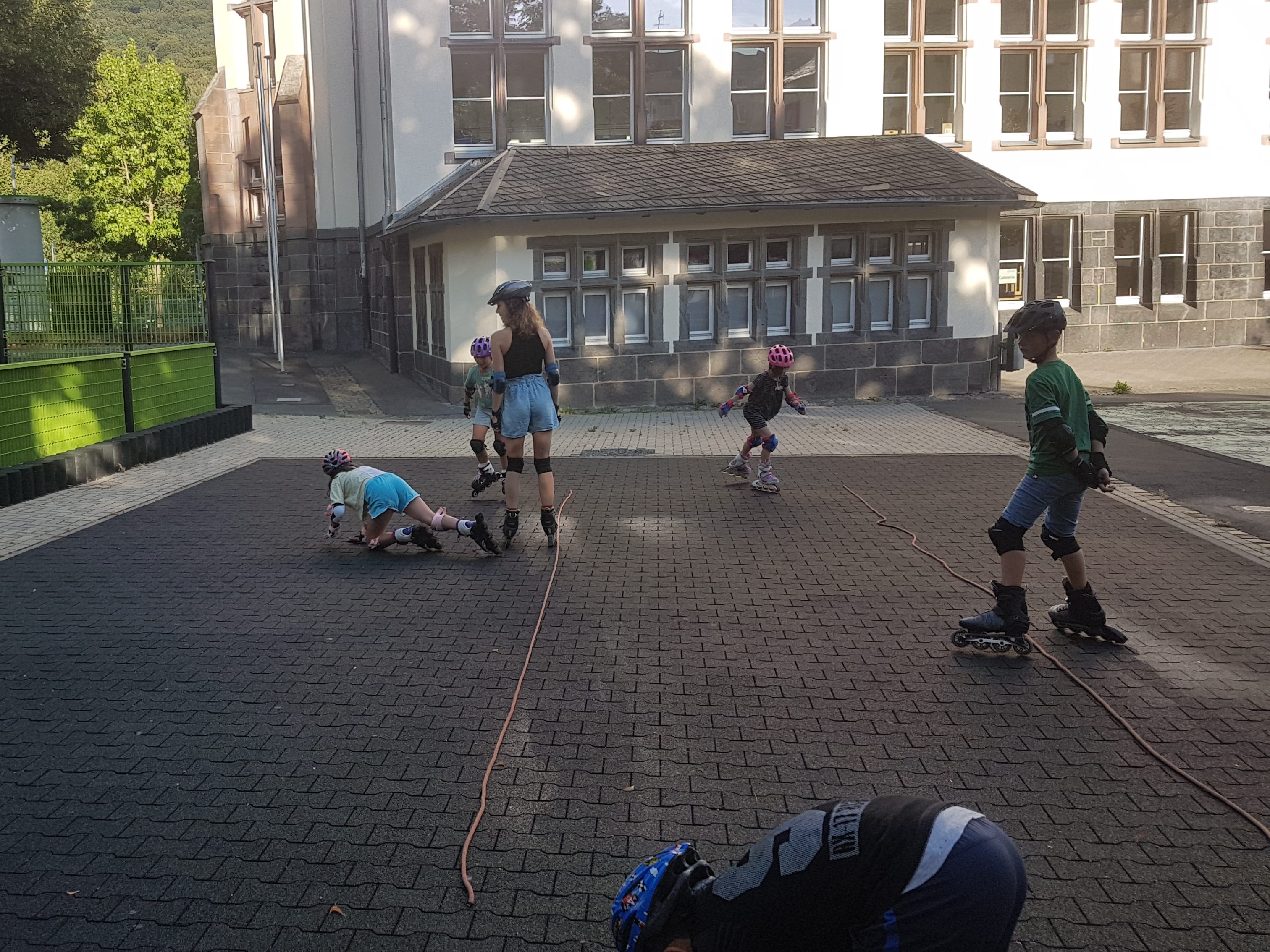 Kinder beim Skateunterricht