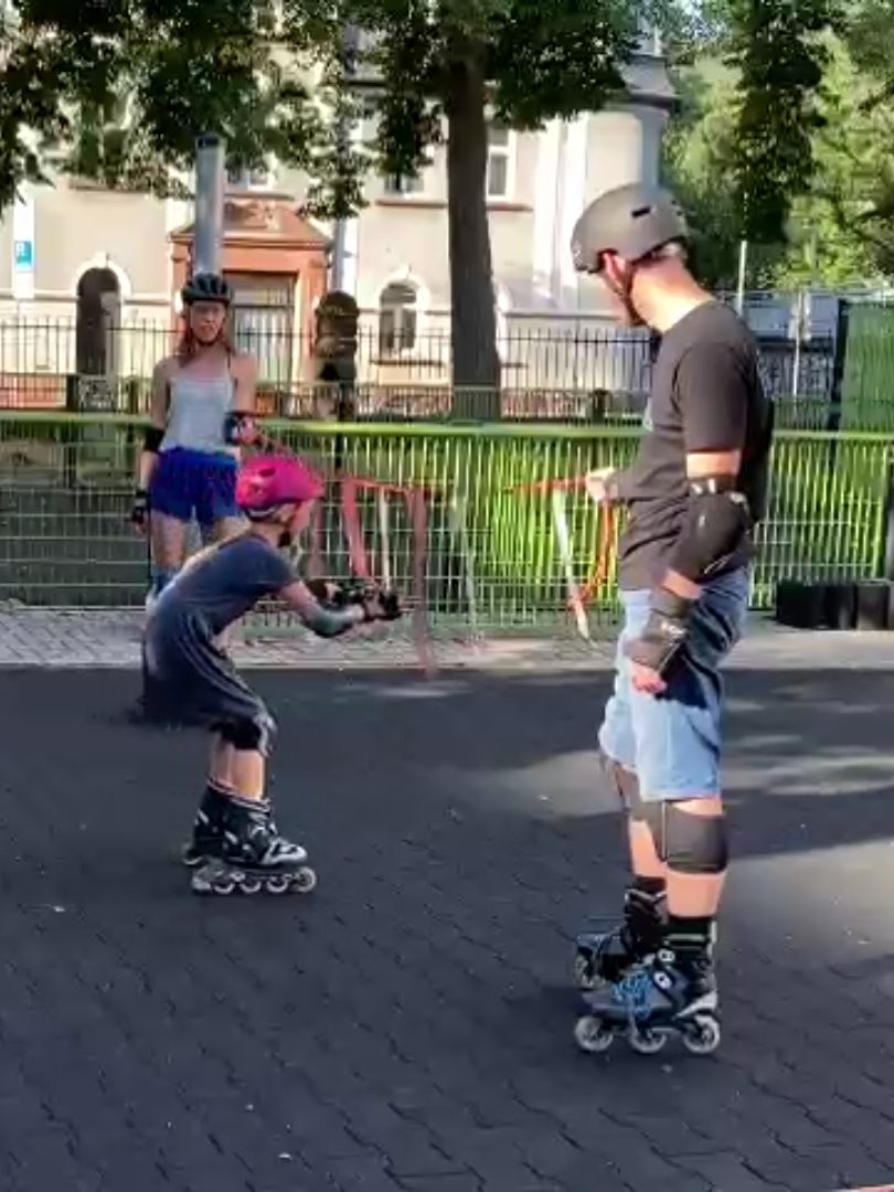 Kind fährt mit Inlinern unter Schnur durch