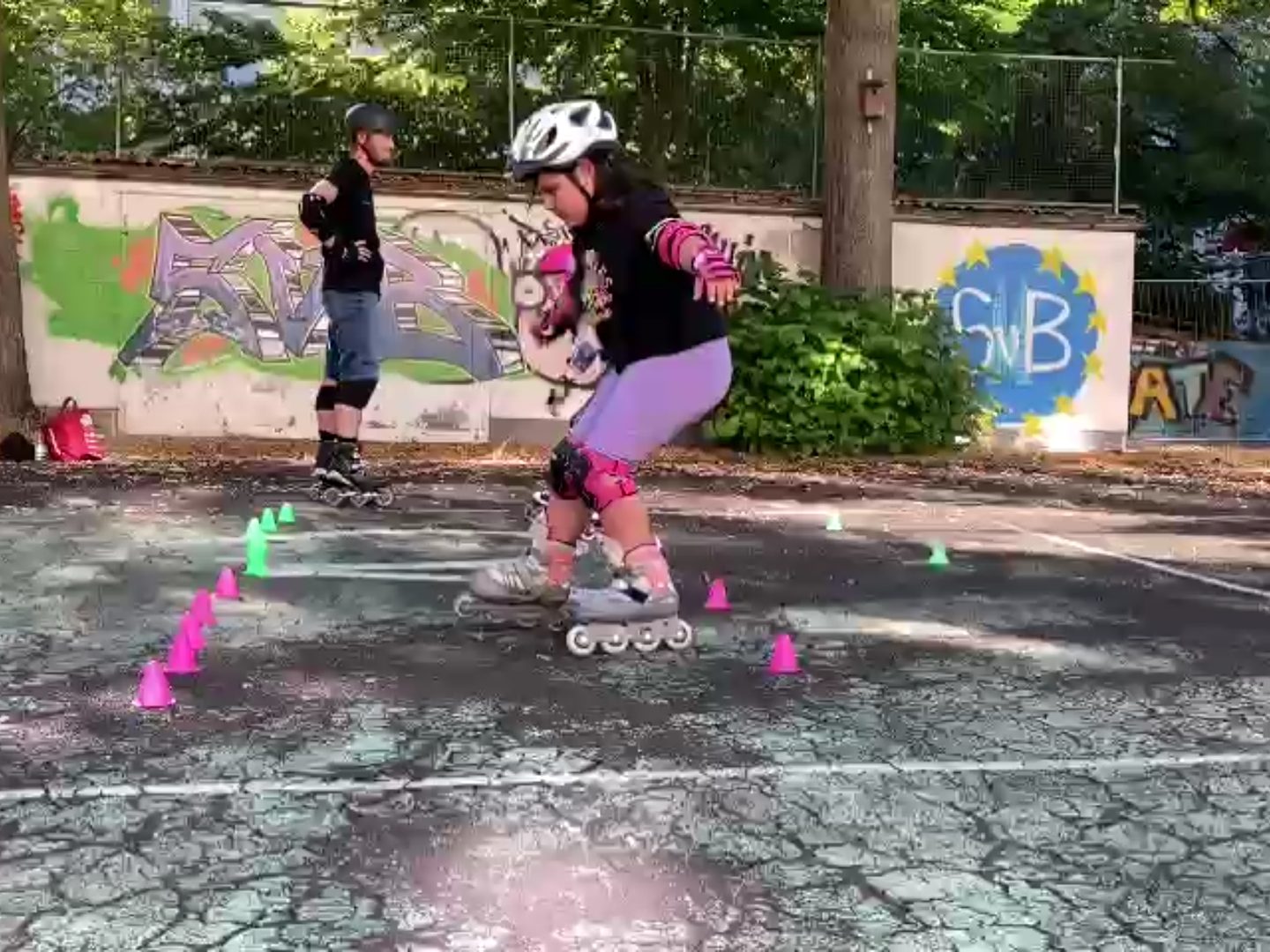 Kind übt die richtige Bremstechnik mit Inlineskates